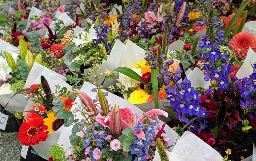 Bouquets of flowers at the Woodinville Farmers Market